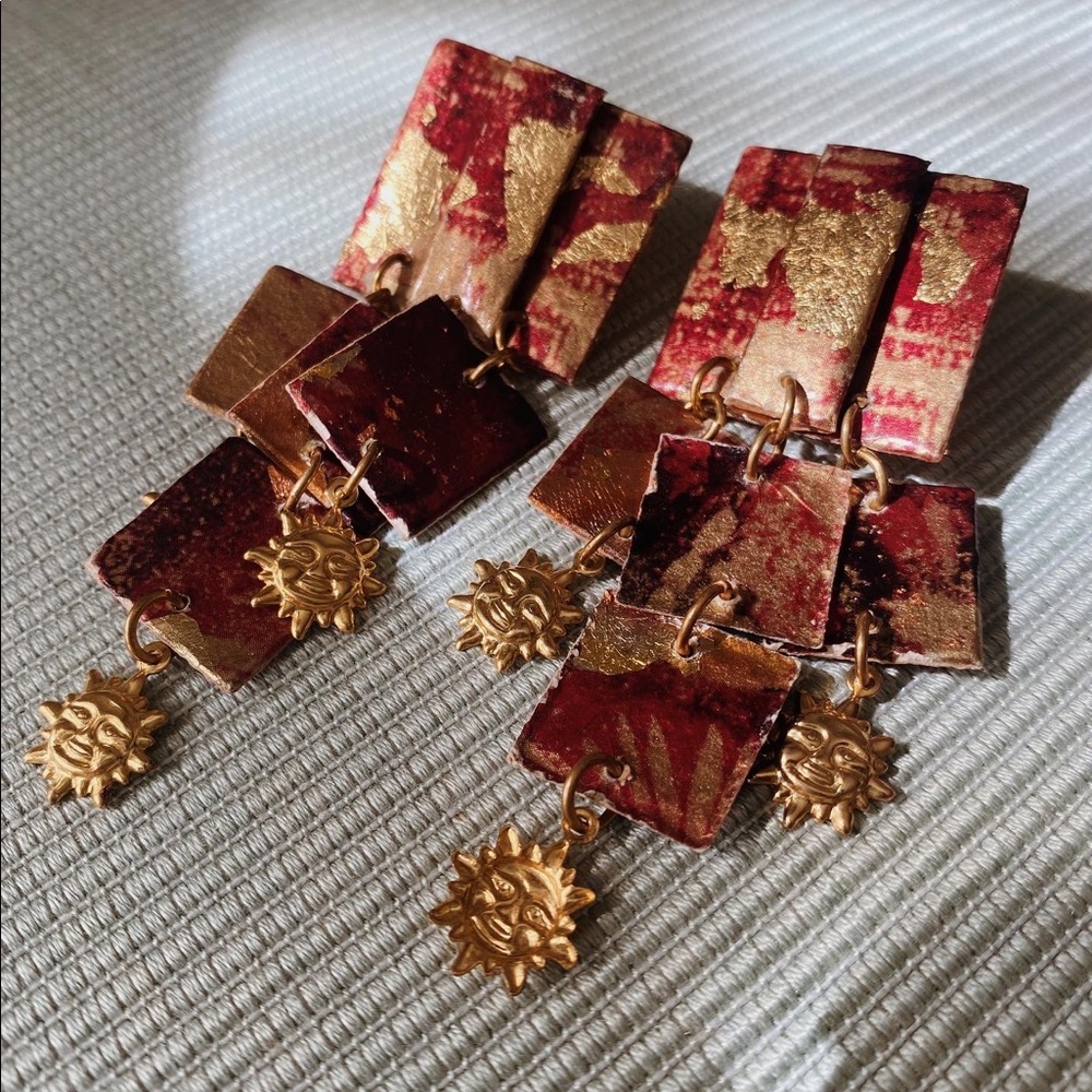 Gold flaked wine red paper sun earrings 🌞